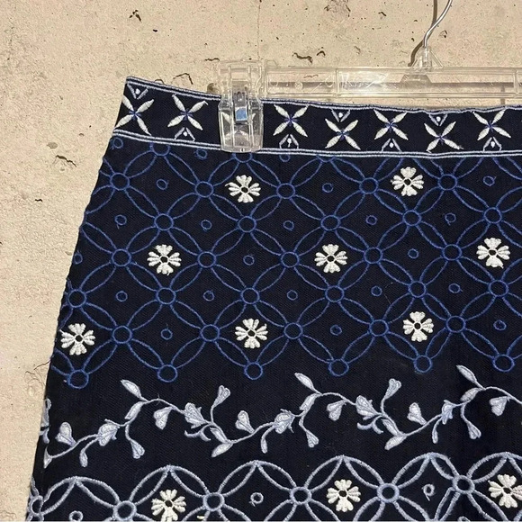 Loft Embroidered Floral Geometric Mini Skirt Size 14 Lined Navy Blue White - Picture 4 of 12